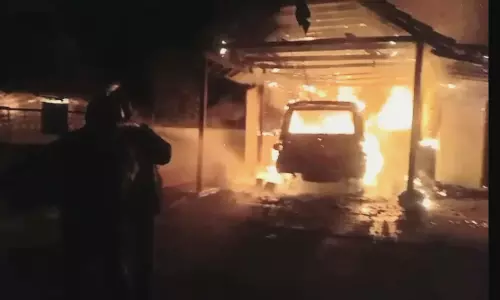 கார்-மோட்டார் சைக்கிள் தீப்பிடித்து எறிந்தது