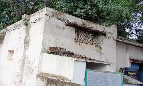 இடிந்து விழும் நிலையில் அங்கன்வாடி கட்டிடம்