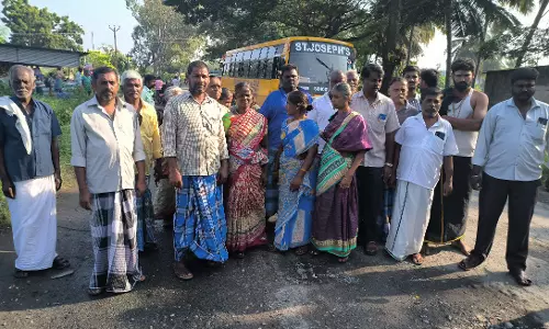 குண்டும் குழியுமான சாலையை சரிசெய்ய கோரி பொதுமக்கள் மறியல்