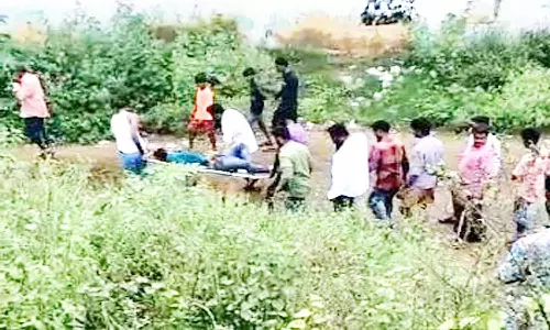 ஓடும் ரெயிலில் இருந்து வாலிபர் தவறி விழுந்து படுகாயம்