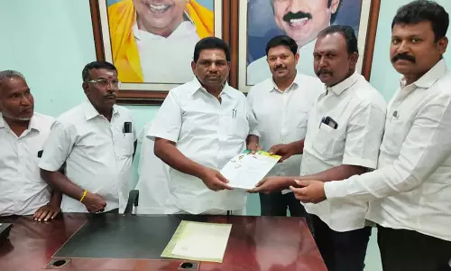 உடன்குடியில் இருந்து  தினமும் கோவை, ஈரோடு சென்ற அரசு பஸ்களை மீண்டும் இயக்க வேண்டும் - அமைச்சர் அனிதா ராதாகிருஷ்ணனிடம் கோரிக்கை