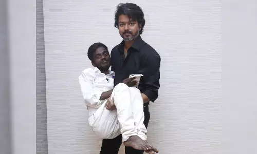 ரசிகனை தாங்கிய விஜய்.. வைரலாகும் புகைப்படம்..