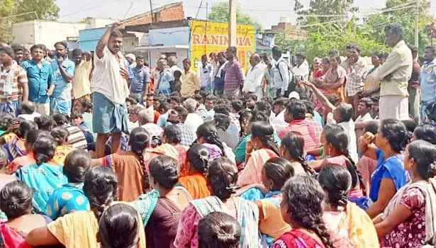 ராஜபாளையம் அருகே கார் மோதி இளம்பெண் பலி- பொதுமக்கள் மறியல் ராஜபாளையம் அருகே கார் மோதி இளம்பெண் பலி- பொதுமக்கள் மறியல்