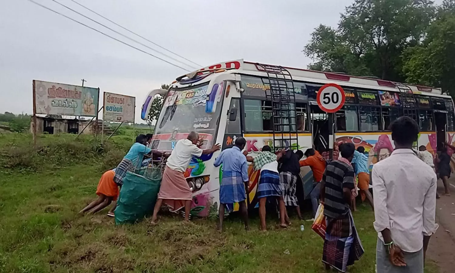 திட்டக்குடி அருகே தனியார் பஸ் பள்ளத்தில் இறங்கியது: பயணிகள் அதிர்ஷ்டவசமாக உயிர் தப்பினர்