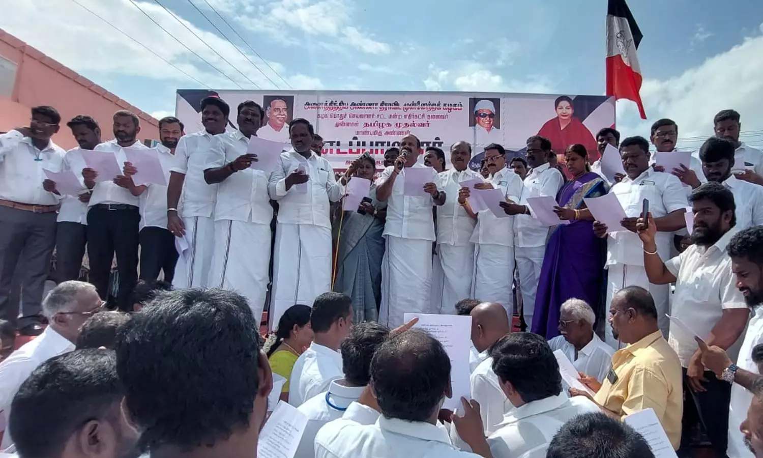 கடம்பத்தூரில் அதிமுக கண்டன ஆர்ப்பாட்டம் கடம்பத்தூரில் அதிமுக கண்டன ஆர்ப்பாட்டம்