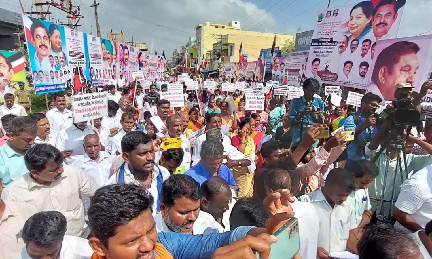 கடம்பத்தூரில் அதிமுக கண்டன ஆர்ப்பாட்டம் கடம்பத்தூரில் அதிமுக கண்டன ஆர்ப்பாட்டம்