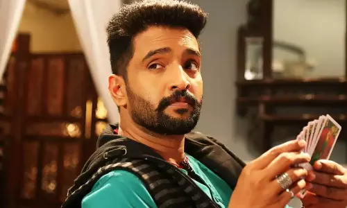 கண்ணம்மா புடிச்சி உள்ள தள்ளிடாத.. சந்தானம் படத்தின் இரண்டாவது பாடல் வெளியானது..