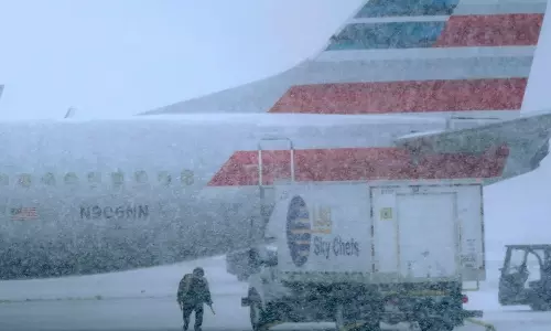 அமெரிக்காவை தாக்கிய பனிப்புயல்- 137 விமானங்கள் ரத்து