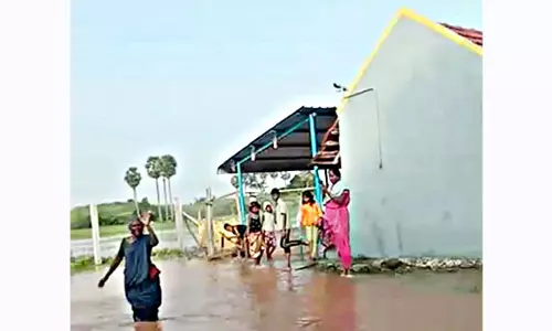 மேலூர் அருகே தொடர் மழை: கண்மாய் உடைந்து கிராமங்களில் புகுந்தது- சாலை துண்டிப்பால் போக்குவரத்து பாதிப்பு