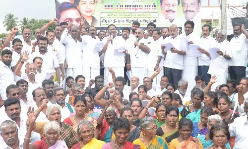 உதயநிதி ஸ்டாலினுக்கு அமைச்சர் பதவி ரோம் நகரம் தீப்பற்றி எரிந்தபோது மன்னன் பிடில் வாசித்த கதை முன்னாள் அமைச்சர் சீனிவாசன் தாக்கு