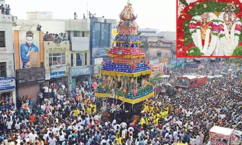 உடுமலை மாரியம்மன் கோவிலில் புதிய தேர் நிலைக்கு கொண்டு வரும் நிகழ்ச்சி - இன்று காலை நடந்தது