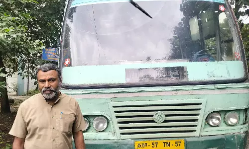 பயணிகள் புகாரால் விரக்தி ஓட்டை உடைசலான பஸ்சுடன் கலெக்டர் ஆபீஸ் வந்த டிரைவர்