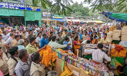 பெண் வியாபாரியை தாக்கியதாக புகார்: பழனி கோவில் இணை ஆணையர் அலுவலகம் முன் முற்றுகை