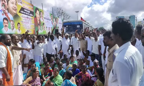 செஞ்சி அருகே தி.மு.க வினரை கண்டித்து அ.தி.மு.க வினர் மறியல்:  போக்குவரத்து பாதிப்பு