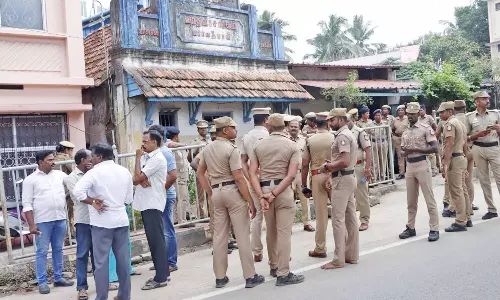 அனுமதியின்றி தனியார் கட்டிடத்தில் இருந்த முருகன் சிலை அகற்றம்- போலீசார் குவிக்கப்பட்டதால் பரபரப்பு