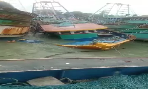 இலங்கை கடற்படையால் பறிமுதல் செய்யப்பட்ட தமிழக-புதுவை மீனவர்களின் படகுகள் கடல் நீரில் மூழ்கி சேதமாகும் வீடியோ சமூக வலைதளங்களில் பரவியதால் பரபரப்பு