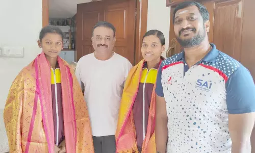 மாநில கைப்பந்து அணிக்கு தேர்வான  ஓசூர் வீராங்கனைகள் மேயர் சத்யாவிடம் வாழ்த்து