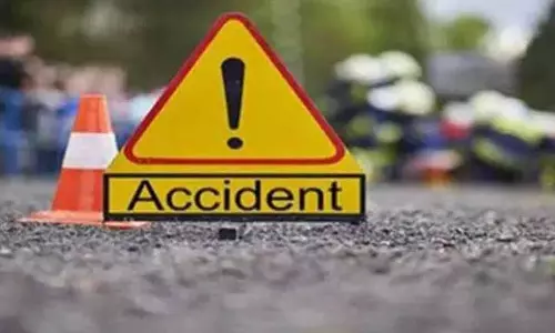 50 அடி பள்ளத்தில் கார் கவிழ்ந்து விபத்து