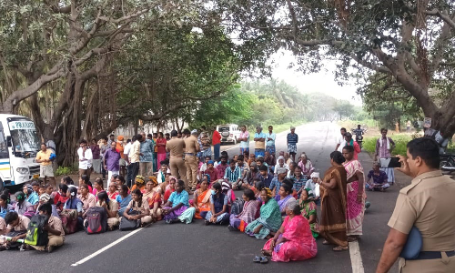 பஸ்களை நிறுத்தத்தில் நிறுத்த கோரி பொதுமக்கள் சாலை மறியல்