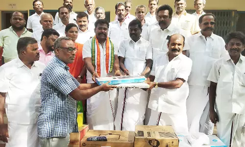 வாடியூர் பள்ளிக்கு கம்ப்யூட்டர் உபகரணங்கள் - சிவபத்மநாதன், பழனி நாடார் எம்.எல்.ஏ. வழங்கினர்