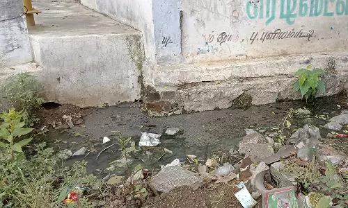 நகராட்சி தொடக்கப் பள்ளியை சுற்றி தேங்கி நிற்கும் கழிவு நீர்