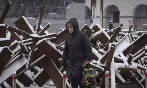 உக்ரைன் மீது தொடர் ட்ரோன் தாக்குதல் நடத்தும் ரஷியா: 5 முக்கிய கட்டிடங்கள் சேதம்