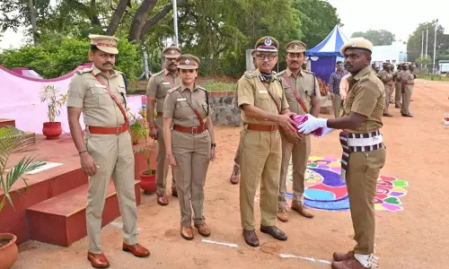 பாளையில் நடைபெற்ற பயிற்சி நிறைவு விழாவில்  ஊர்க்காவல் படை வீரர்களுக்கு  அறிவுரை வழங்கிய போலீஸ் கமிஷனர்