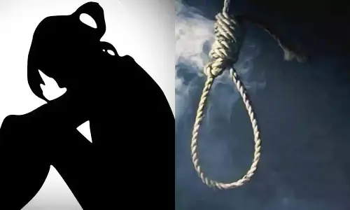 பெண் துணி வியாபாரி தூக்கிட்டு தற்கொலை