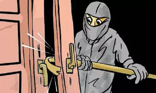 காட்பாடியில் 3 வீடுகளில் பூட்டு உடைத்து கொள்ளை முயற்சி