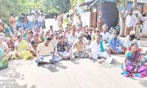 தொழிலாளர்கள் சாலை மறியல்