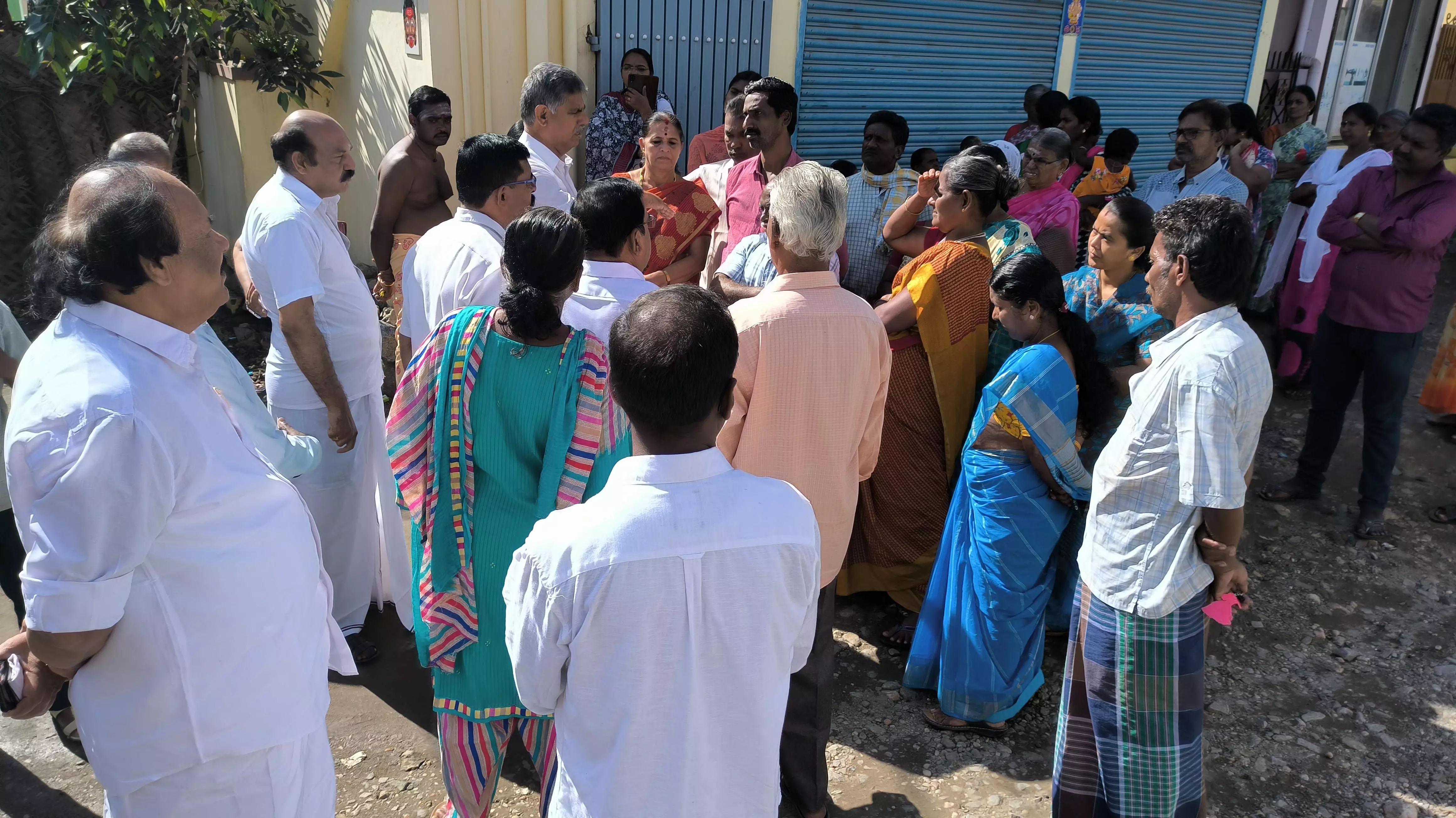 மேட்டுப்பாளையத்தில் ஊராட்சி தலைவரை முற்றுகையிட்ட பொதுமக்கள் மேட்டுப்பாளையத்தில் ஊராட்சி தலைவரை முற்றுகையிட்ட பொதுமக்கள்