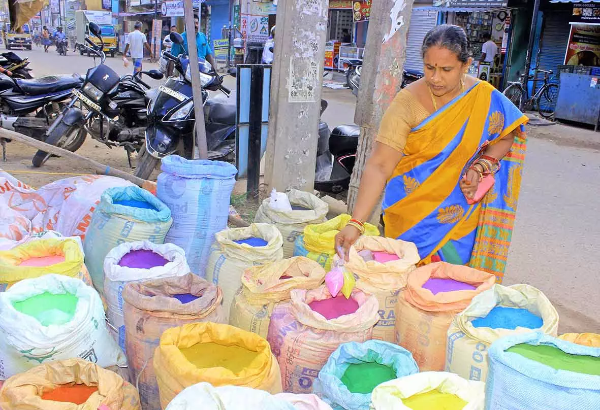 நாளை மார்கழி மாத பிறப்பு நெல்லையில் கோலப்பொடிகள் விற்பனை மும்முரம் நாளை மார்கழி மாத பிறப்பு நெல்லையில் கோலப்பொடிகள் விற்பனை மும்முரம்