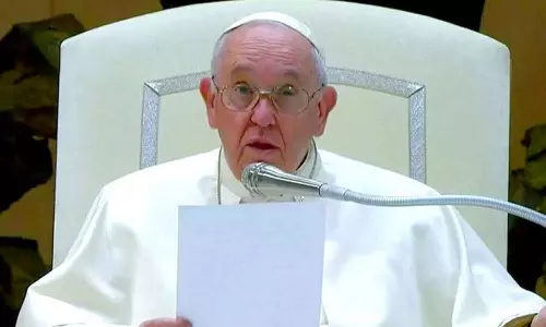 கிறிஸ்துமஸ் செலவுகளை குறைத்து  உக்ரைன் போரில் பாதிக்கப்பட்ட மக்களுக்கு உதவ வேண்டும்- போப் பிரான்சிஸ் வேண்டுகோள்