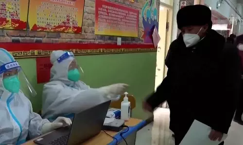 சீனாவில் கொரோனாவை கட்டுப்படுத்த 45 ஆயிரம் காய்ச்சல் கிளீனிக்குகள் திறப்பு