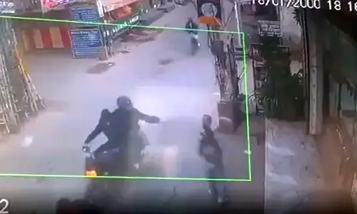 டெல்லியில் பள்ளிக்கு சென்ற மாணவி மீது ஆசிட் வீச்சு- 3 வாலிபர்கள் கைது