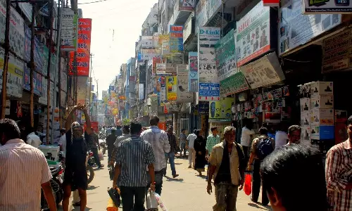 அண்ணாசாலை ரிச் தெருவில் உரிமம் பெறாமல் செயல்படும் 4 ஆயிரம் கடைகள்