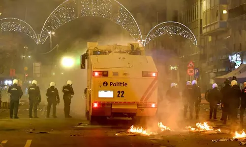 அரை இறுதியில் தோல்வி: போலீசார் மீது பட்டாசு-கற்களை வீசி ரகளையில் ஈடுபட்ட மொரோக்கோ ரசிகர்கள்