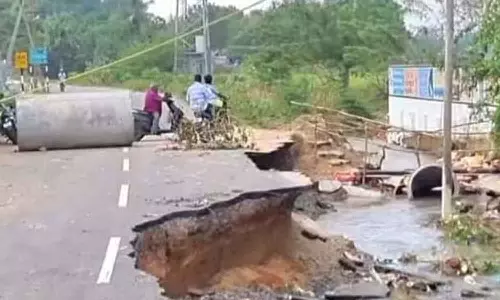 காஞ்சிபுரம் வேகவதி ஆற்றில் வெள்ளப்பெருக்கு- கீழ்கதிர்பூர் சாலை துண்டானது 20 கிராமங்கள் பாதிப்பு