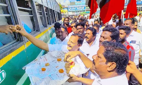 உதயநிதி ஸ்டாலின் பதவியேற்பு - தி.மு.க.வினர் கொண்டாட்டம்