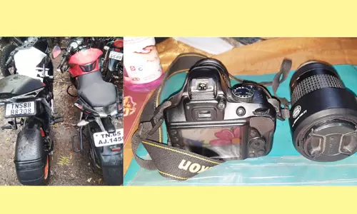 மோட்டார் சைக்கிளில் வீலிங் சாகசம்; கல்லூரி மாணவர்கள் 3 பேர் கைது