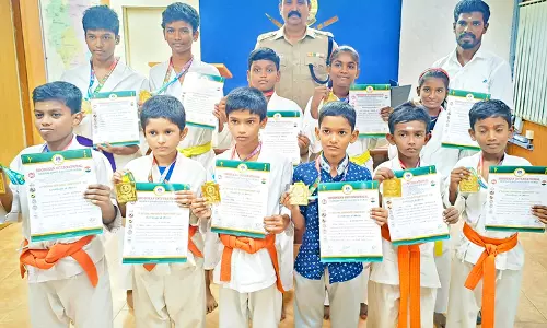 தேசிய அளவிலான கராத்தே போட்டியில் பதக்கம் பெற்ற தூத்துக்குடி மாணவர்களுக்கு எஸ்.பி. பாராட்டு