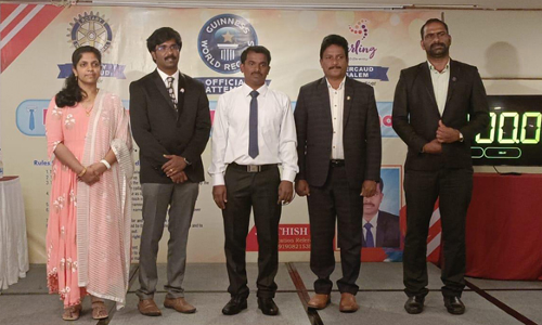 டை கட்டுவதில் கின்னஸ் சாதனை ஏற்காடு அரசு பள்ளி ஆசிரியர் அசத்தல்