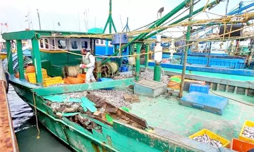 நாகை மீனவர்களின் ரூ.4 லட்சம் மதிப்புள்ள வலைகள் கொள்ளை