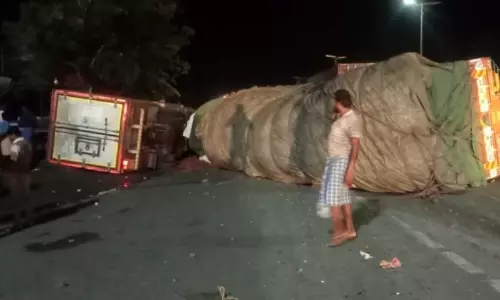 தொப்பூர் கணவாயில் நள்ளிரவு அடுத்தடுத்து விபத்து: 3 வாகனங்கள் மீது மோதி லாரி கவிழ்ந்தது