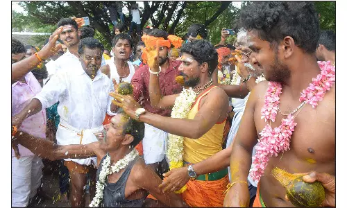 தலை மீது தேங்காய்  உடைத்து   நேர்த்திக்கடன் செலுத்திய பக்தர்கள்