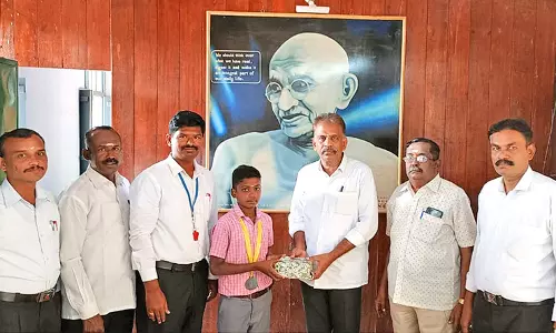 மாவட்ட அளவிலான விளையாட்டு போட்டி - சிவகிரி மாணவருக்கு வெண்கல பதக்கம்