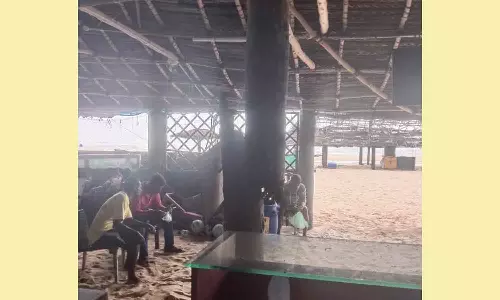 பாரடைஸ் கடற்கரையில் உணவகம் மூடல்-சுற்றுலா பயணிகள் கடும் அவதி