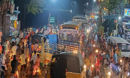 தரைபாலம் மூழ்கியதால் காமராஜர் பாலத்தில் வாகனங்கள் இயக்கம்