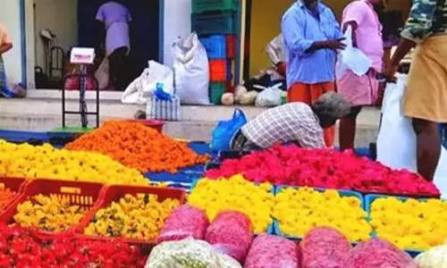 பரமத்தி வேலூரில் பூக்களின் விலை வீழ்ச்சி