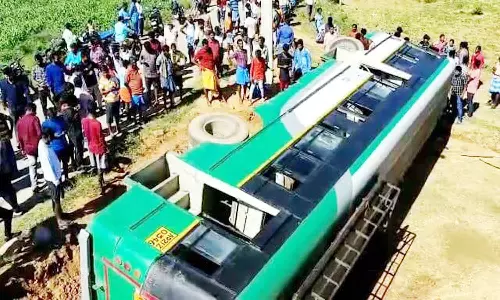 ஆந்திர மாநில பஸ் கவிழ்ந்து விபத்து